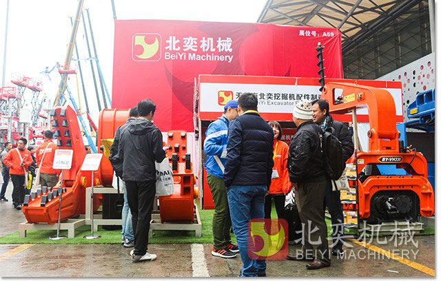 客户在上海宝马展咨询北奕机械产品